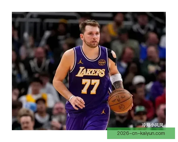 范德比尔特调侃东契奇穿衣走秀 逼穿自家球衣戴金链展现时尚感